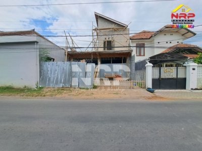 Dijual tanah dan bangunan hampir jadi di Tamanbaru, Banyuwangi. Lokasi strategis dekat kantor pemerintahan dan kampus, cocok untuk investasi atau hunian.