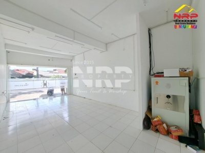 Peluang Emas! Ruko Strategis di Jl. Kepiting Banyuwangi Disewakan Murah – Lokasi Bisnis & Kuliner Aktif