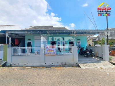 Dijual rumah hook cantik di kawasan perumahan akses Jl. Gajah Mada Banyuwangi. Lokasi strategis dekat RSUD, kampus, dan pusat kota. Harga 299 juta nego.