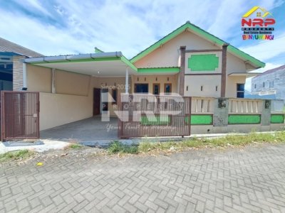 Hunian nyaman dan lengkap untuk keluarga di kawasan strategis akses Jl. MH Thamrin, Banyuwangi. Full furnished, fasilitas lengkap, dan harga sewa terjangkau 20 juta/tahun nego.