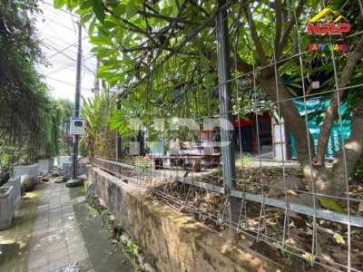 Ruang usaha di jantung kota Banyuwangi dijual dengan harga menarik. Berlokasi di Lateng, luas 195 m² SHM, cocok untuk berbagai jenis usaha.