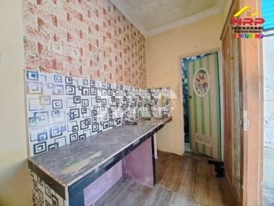 Memiliki rumah di lokasi strategis tentu menjadi impian banyak orang, terutama di kawasan yang terus berkembang seperti Ketapang, Banyuwangi. Saat ini tersedia sebuah rumah minimalis yang ditawarkan dengan harga terjangkau, cocok untuk hunian maupun investasi jangka panjang.Rumah ini berada di lokasi yang cukup menguntungkan karena dekat dengan kawasan industri, termasuk PT INKA Banyuwangi, serta memiliki akses mudah menuju Pelabuhan Penyeberangan Ketapang. Posisi ini membuat properti memiliki nilai lebih, baik dari segi kenyamanan tinggal maupun potensi kenaikan harga di masa depan.

Dari sisi spesifikasi, rumah ini memiliki luas tanah 60 meter persegi dan luas bangunan 45 meter persegi dengan status kepemilikan Sertifikat Hak Milik (SHM). Desainnya minimalis dan fungsional, sangat cocok untuk keluarga kecil atau pasangan muda yang ingin memiliki hunian sendiri.

Fasilitas yang tersedia juga cukup lengkap, meliputi dua kamar tidur, satu kamar mandi, ruang tamu, dapur, serta carport. Selain itu, rumah telah dilengkapi dengan listrik berdaya 1300 watt dan sumber air dari sumur bor, sehingga siap untuk langsung ditempati tanpa perlu banyak renovasi.

Keunggulan lain dari rumah ini adalah lokasinya yang berada di kawasan berkembang. Ketapang dikenal sebagai salah satu area dengan pertumbuhan yang cukup pesat di Banyuwangi, terutama karena kedekatannya dengan pusat industri dan jalur transportasi utama. Hal ini menjadikan properti di area tersebut memiliki prospek investasi yang cukup menjanjikan.

Rumah ini ditawarkan dengan harga Rp 299 juta dan masih terbuka untuk negosiasi. Dengan harga tersebut, properti ini termasuk kompetitif dibandingkan dengan lokasi sekitarnya.

Bagi Anda yang sedang mencari rumah di Banyuwangi dengan harga terjangkau namun memiliki potensi tinggi, properti ini bisa menjadi pilihan yang layak dipertimbangkan. Selain untuk tempat tinggal, rumah ini juga berpotensi untuk disewakan kembali karena lokasinya yang strategis.

Segera lakukan survei lokasi dan dapatkan kesempatan memiliki hunian di kawasan berkembang sebelum harga semakin meningkat.