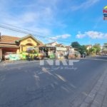 Mencari rumah nyaman di lokasi strategis Banyuwangi? Properti di kawasan Banjarsari, Glagah ini bisa menjadi pilihan ideal untuk hunian keluarga maupun investasi jangka panjang. Berdiri di atas lahan seluas 250 m² dengan bangunan 150 m², rumah ini memiliki legalitas SHM yang aman dan jelas. Rumah dilengkapi 4 kamar tidur, 3 kamar mandi, ruang tamu, ruang keluarga, carport, jaringan air PDAM, serta daya listrik 1300 + 900 watt. Tata ruang yang luas membuat hunian ini nyaman untuk keluarga besar maupun aktivitas sehari-hari. Keunggulan utama properti ini adalah lokasinya yang sangat strategis. Berada dekat kawasan sekolah favorit seperti SMAN 1 Giri, SMKN 1 Banyuwangi, SMPN 1 Giri, SMPN 1 Glagah, dan SMAN 1 Glagah. Selain itu juga dekat Stasiun Banyuwangi Kota dan GOR Tawangalun. Akses menuju pusat kota dan pusat perbelanjaan hanya sekitar 7 menit. Ke Pelabuhan Ketapang sekitar 20 menit, serta ke Bandara Banyuwangi sekitar 30 menit. Dengan posisi strategis dan fasilitas lengkap, rumah ini sangat layak dipertimbangkan sebagai tempat tinggal maupun aset investasi bernilai tinggi.