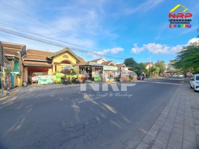 Mencari rumah nyaman di lokasi strategis Banyuwangi? Properti di kawasan Banjarsari, Glagah ini bisa menjadi pilihan ideal untuk hunian keluarga maupun investasi jangka panjang. Berdiri di atas lahan seluas 250 m² dengan bangunan 150 m², rumah ini memiliki legalitas SHM yang aman dan jelas. Rumah dilengkapi 4 kamar tidur, 3 kamar mandi, ruang tamu, ruang keluarga, carport, jaringan air PDAM, serta daya listrik 1300 + 900 watt. Tata ruang yang luas membuat hunian ini nyaman untuk keluarga besar maupun aktivitas sehari-hari. Keunggulan utama properti ini adalah lokasinya yang sangat strategis. Berada dekat kawasan sekolah favorit seperti SMAN 1 Giri, SMKN 1 Banyuwangi, SMPN 1 Giri, SMPN 1 Glagah, dan SMAN 1 Glagah. Selain itu juga dekat Stasiun Banyuwangi Kota dan GOR Tawangalun. Akses menuju pusat kota dan pusat perbelanjaan hanya sekitar 7 menit. Ke Pelabuhan Ketapang sekitar 20 menit, serta ke Bandara Banyuwangi sekitar 30 menit. Dengan posisi strategis dan fasilitas lengkap, rumah ini sangat layak dipertimbangkan sebagai tempat tinggal maupun aset investasi bernilai tinggi.